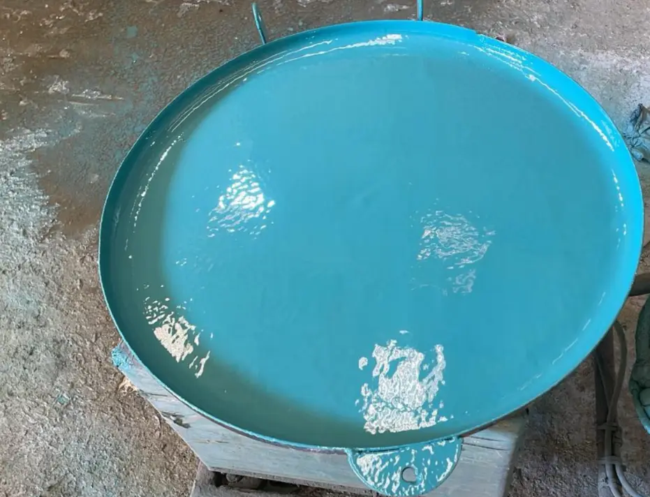 Recipiente com revestimento epóxi azul recém-aplicado