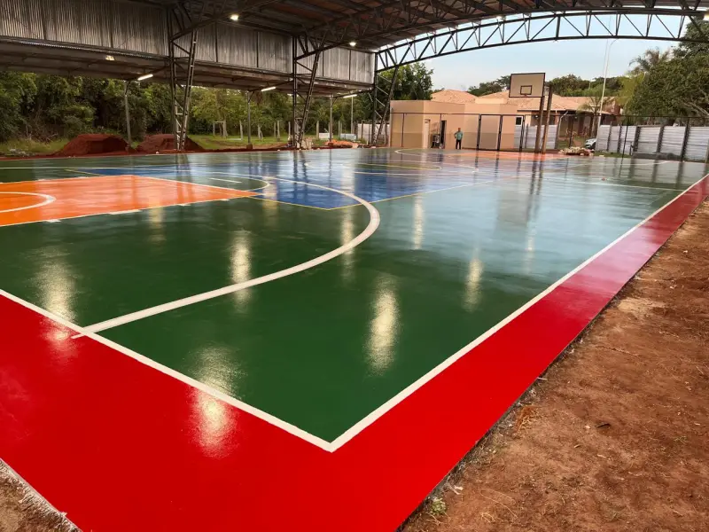Quadra poliesportiva coberta com pintura nova em várias cores