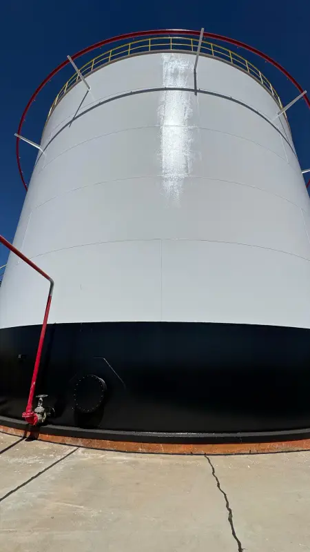 Costado de tanque pintado de branco com base preta