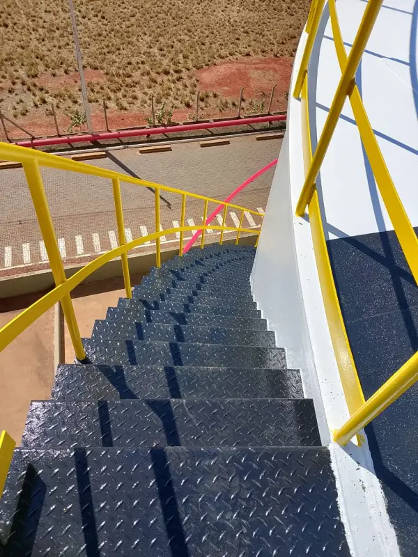 Escada de acesso a tanque com piso antiderrapante