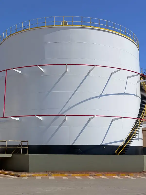 Tanque com anéis de reforço estrutural pintados