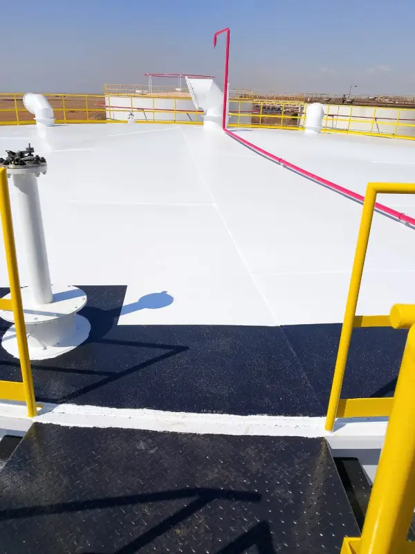 Teto de tanque pintado de branco com guarda-corpo amarelo