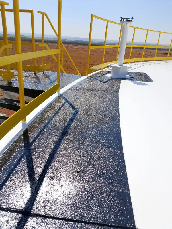 Passarela sobre o teto de tanque pintado de branco