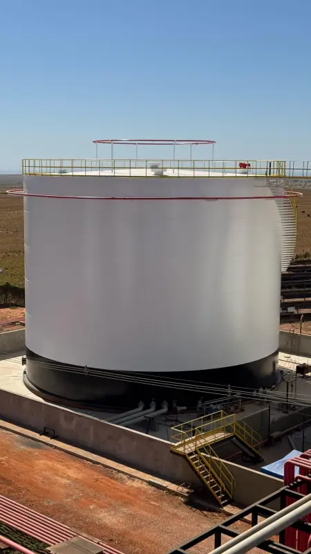 Tanque industrial branco recém-pintado